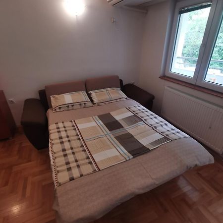 Appartamento Zagrebska Flat Skopje Esterno foto
